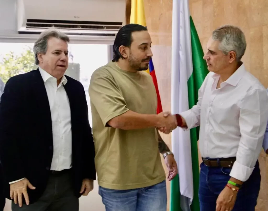 De izquierda a derecha: Eugenio Prieto Soto, el Gobernador de Risaralda Juan Diego Patiño y el Gobernador de Antioquia Andrés Julián Rendón.