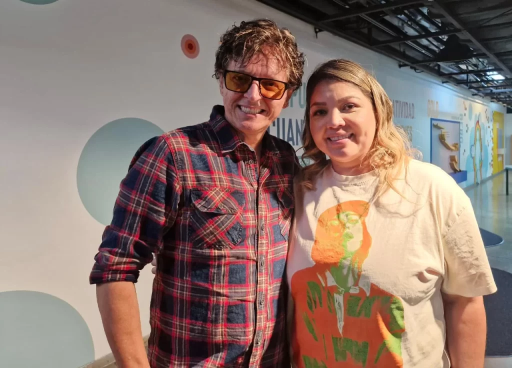 Roberto Escobar, director de Asanso y Fanny Bolívar interprete de lengua de señas. Foto Momento Emprendedor.