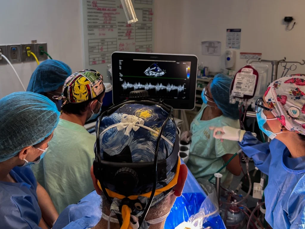 Cirugía cardíaca pediátrica histórica en hospital público de Medellín