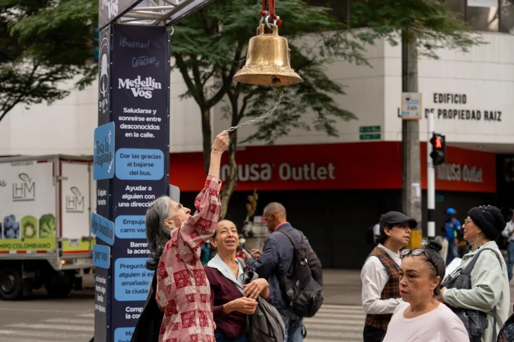 Medellín lanza campaña de cultura ciudadana con campanas urbanas.