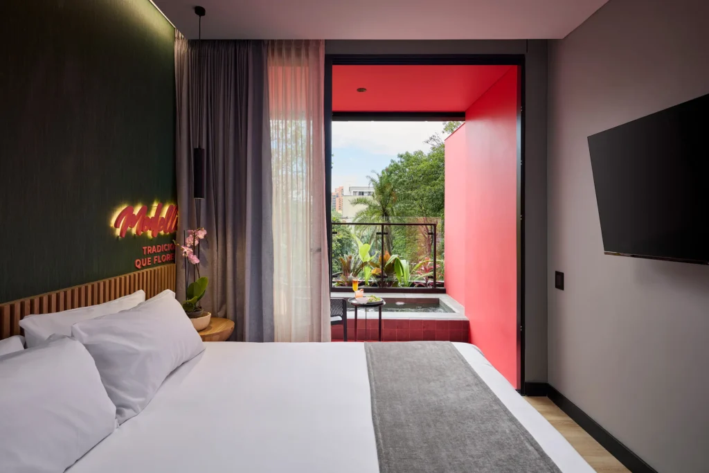 Turismo nocturno dispara ocupación hotelera en Medellín