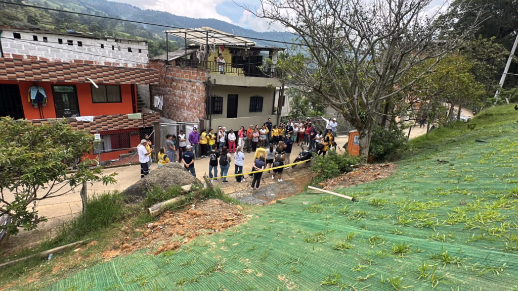Medellín refuerza monitoreo de laderas con 110 sensores contra deslizamientos