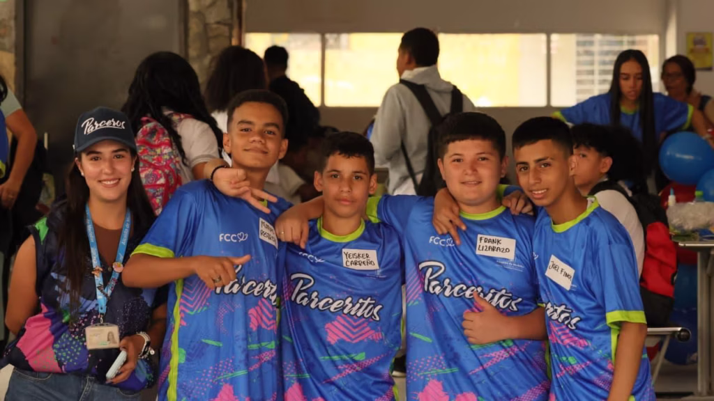 Estudiantes participan en actividades del programa Parceritos para prevenir deserción escolar en Medellín.