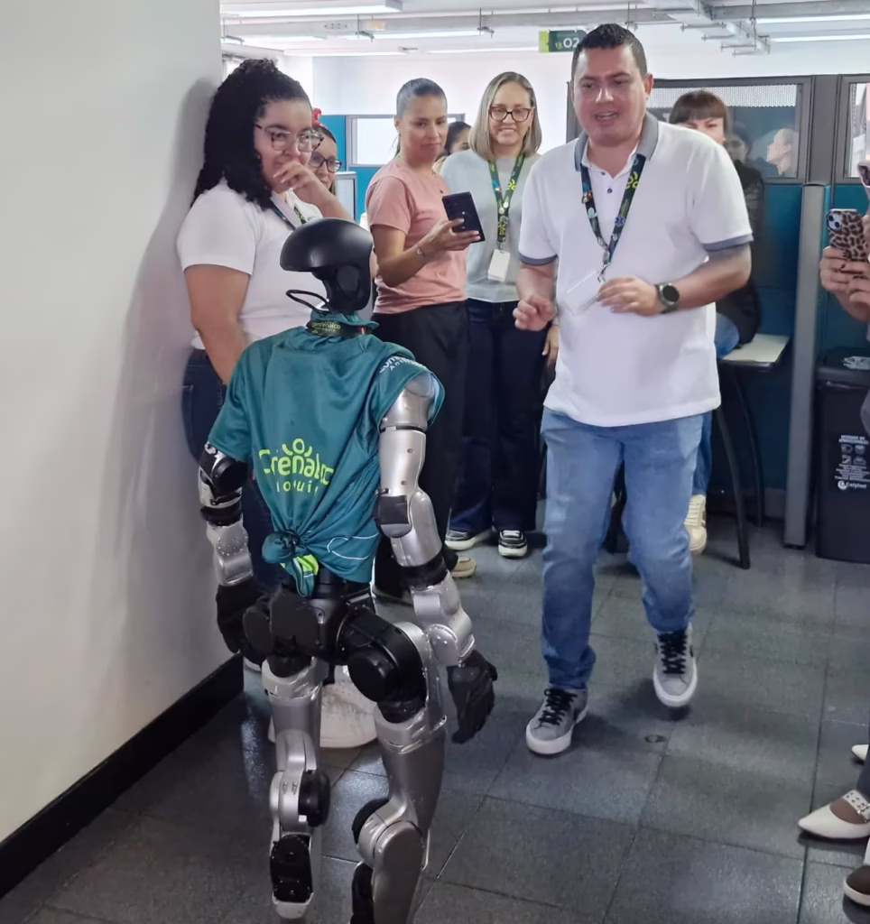 obot humanoide FeliSSTmente realiza pausas activas con colaboradores de Comfenalco Antioquia.