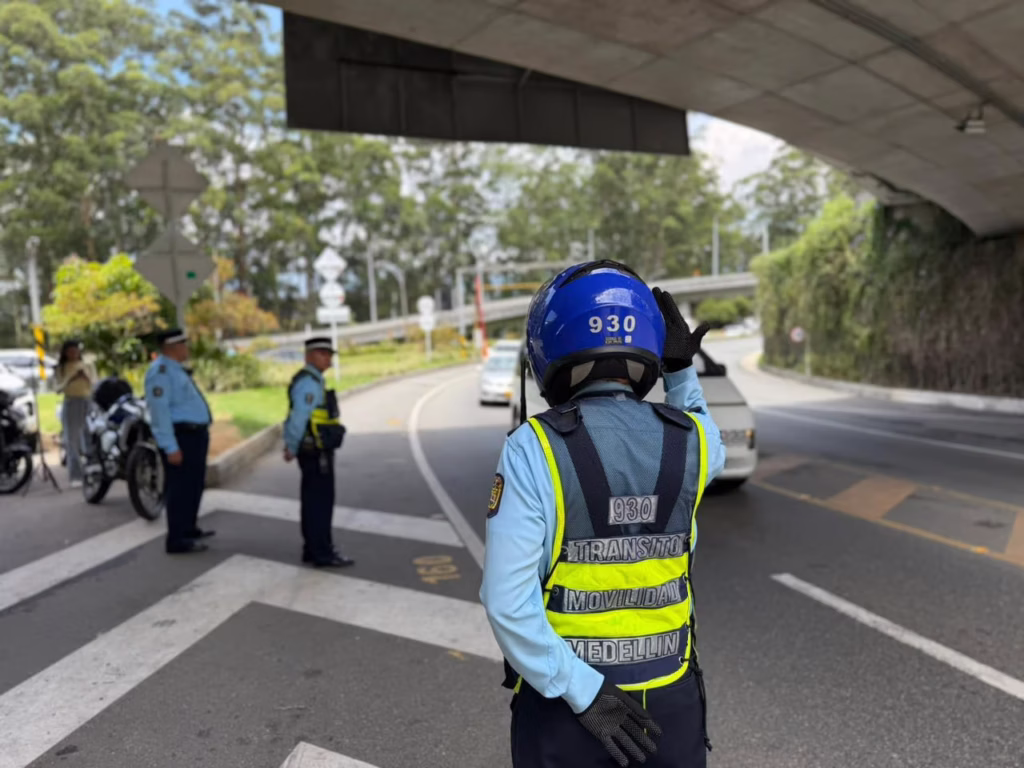 Agentes de tránsito de Medellín, realizaron controles viales durante operativos de movilidad en Semana Santa.