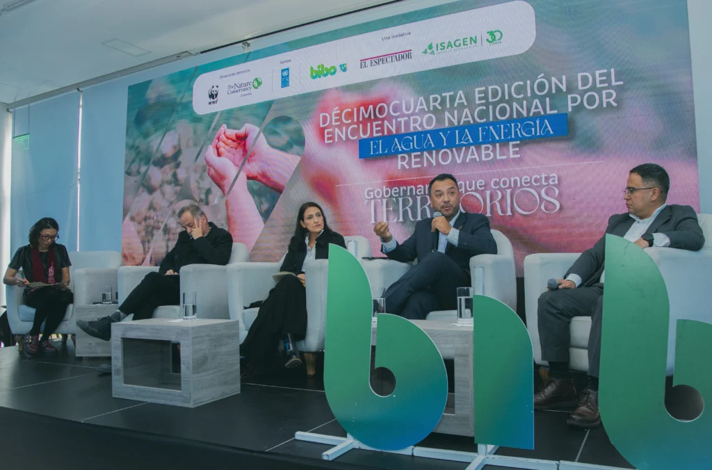 Panel de expertos y autoridades durante el XV Encuentro por el Agua y la Energía Renovable en Medellín.