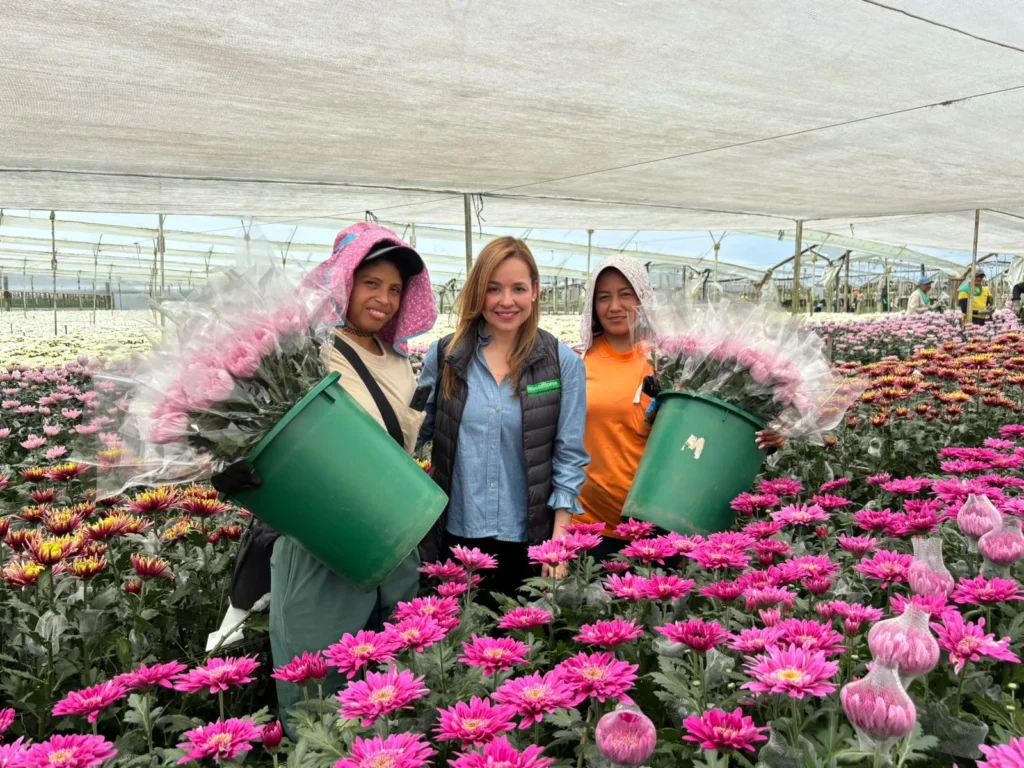 Laura Valdivieso, presidenta de Asocolflores, junto a dos mujeres floricultoras de Antioquia durante la temporada de exportación de flores.