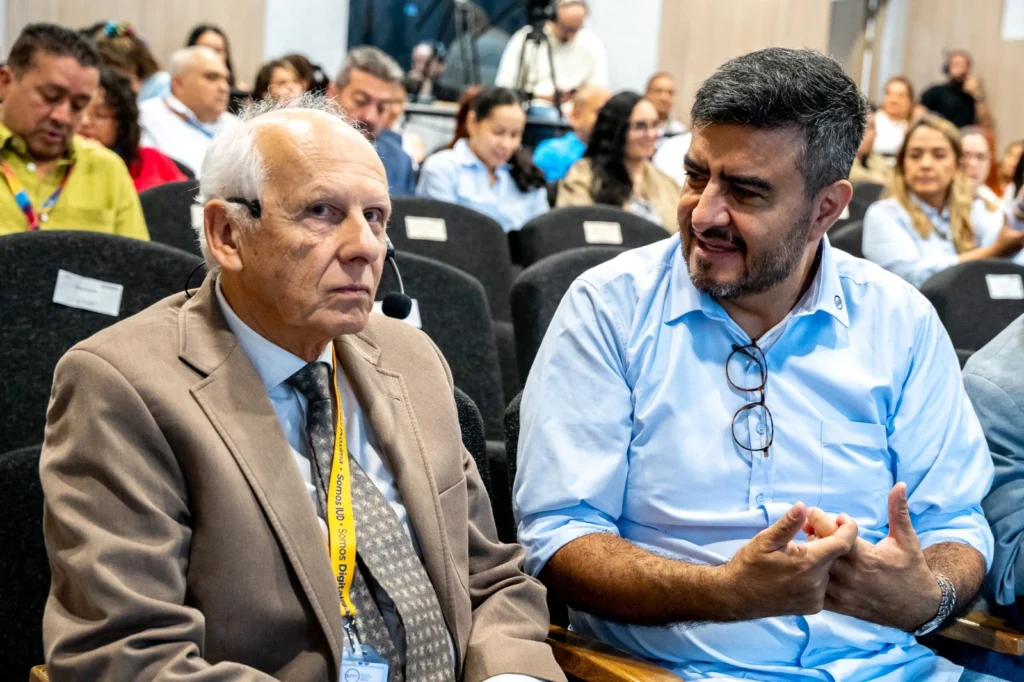 Jamil Salmi y el rector Jasson Alberto de la Rosa Isaza durante encuentro estratégico en la IU Digital de Antioquia.