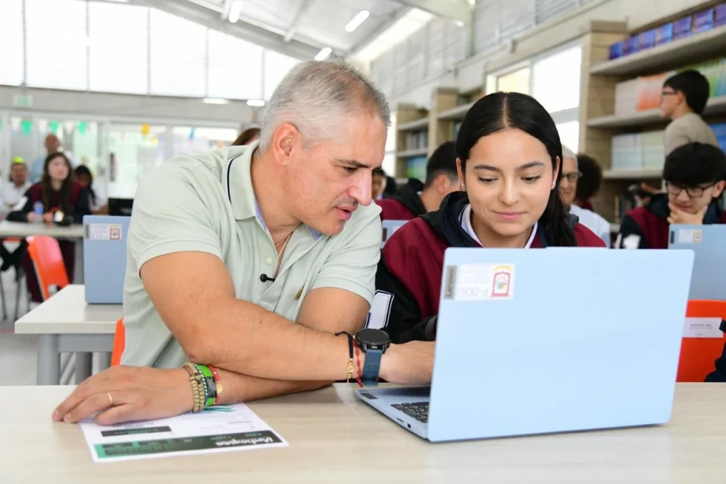 Antioquia impulsa educación con inteligencia artificial y $5.000 millones