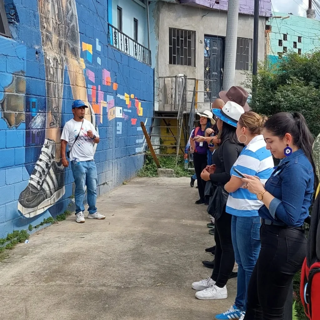 Javier Blandón presenta su mural en Constelaciones, Manrique, donde el arte impulsa el turismo responsable y la economía local. Foto Facebook Historia de Mi Barrio, Constelaciones.