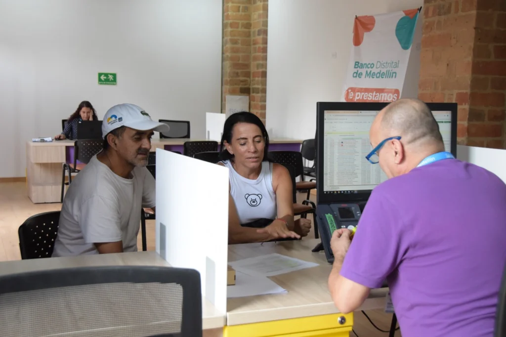Créditos del Banco Distrital impulsan comercio en Medellín