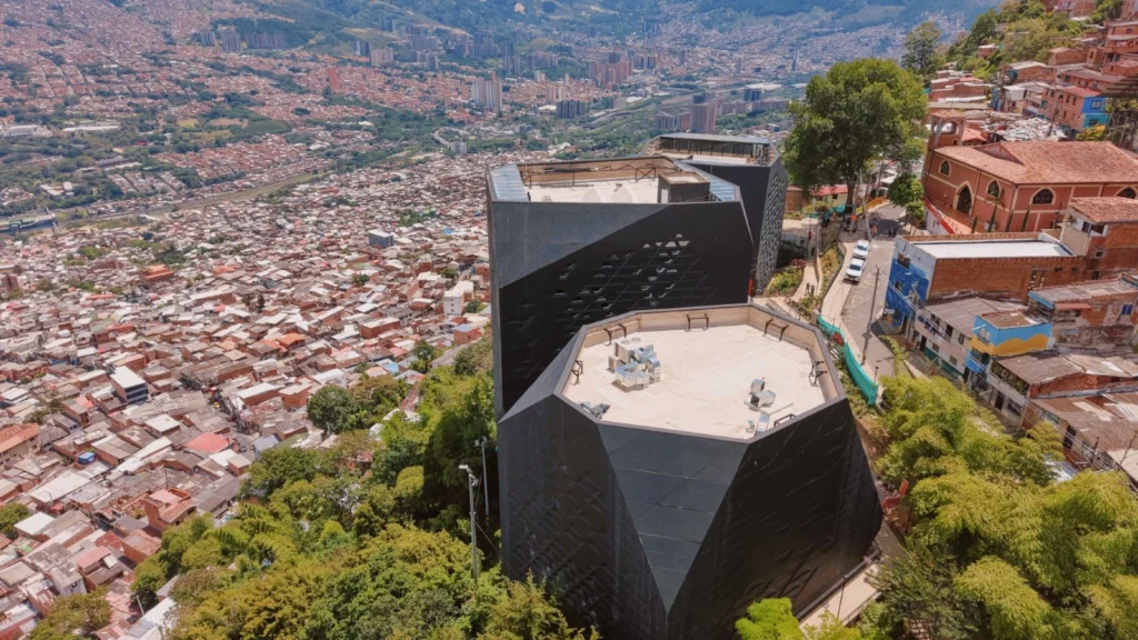 Medellín reabre parcialmente el Parque Biblioteca Santo Domingo