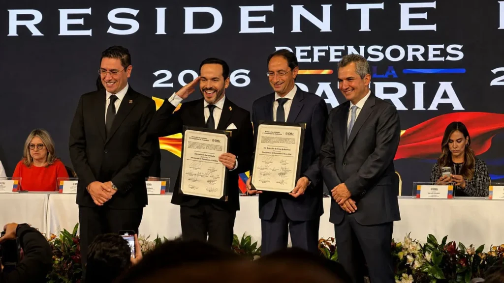 De la Espriella y Restrepo reciben credenciales del CNE