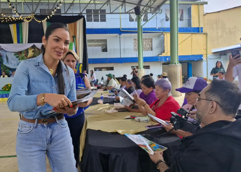 Luisa Fernanda Giraldo entrega el primer catálogo turístico de San Roque