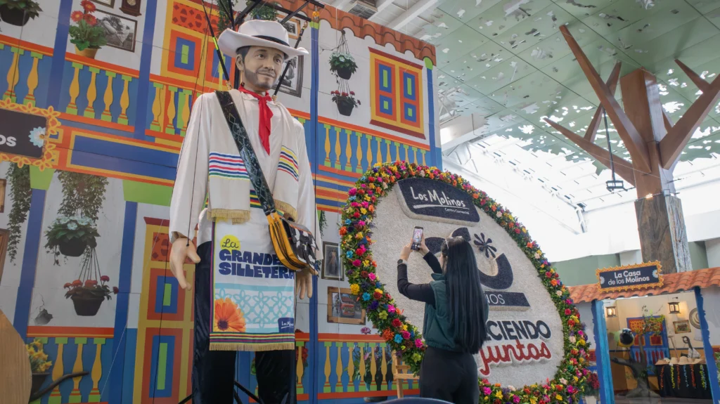 Silletero gigante protagoniza Feria de las Flores en Los Molinos