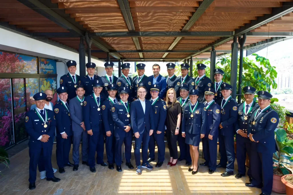 Medellín homenajea a bomberos por misión humanitaria en Venezuela
