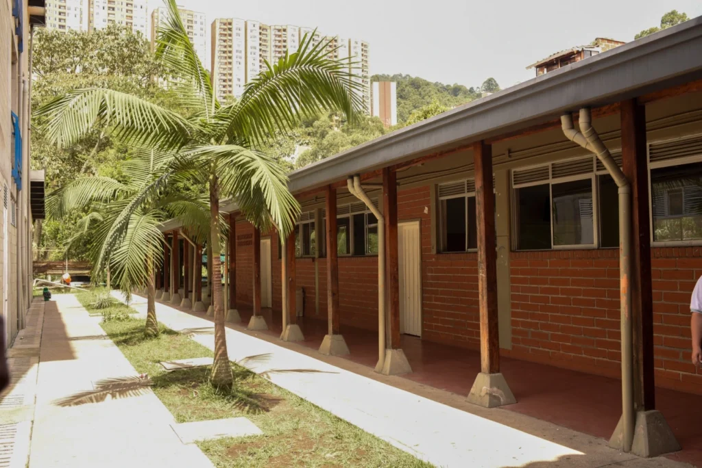 Medellín adjudica obras en 69 instituciones educativas