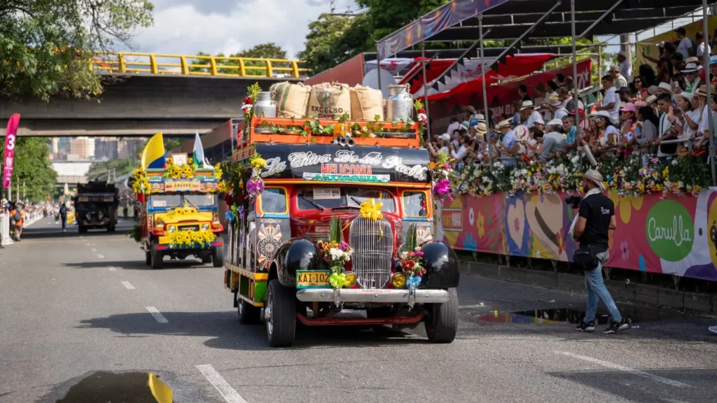 45 chivas recorrerán Medellín en el desfile Chivas y Flores