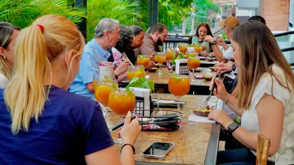Medellín fortalece el turismo con la guía Medellín Sí Sabe