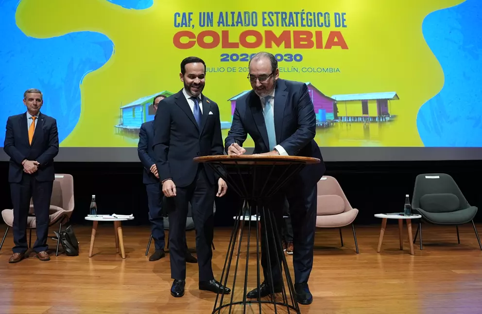CAF firma acuerdo por US$9.000 millones para Colombia