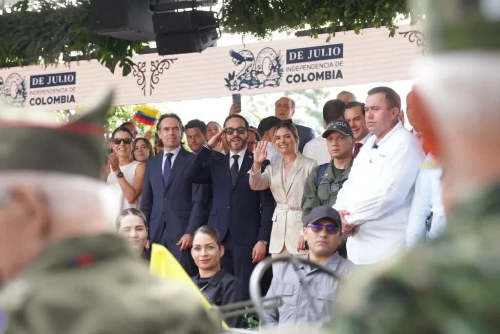 Abelardo confirma posesión militar durante desfile en Medellín