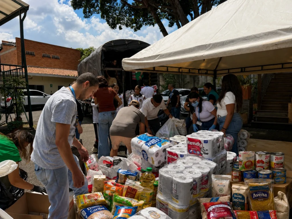 Medellín recibe donaciones para afectados por el sismo