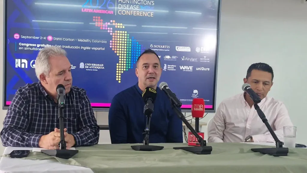 Marcos Ossa Ramírez de la Fundación Universidad de Antioquia junto a Ignacio Muñoz y Roger Cachope de Factor-H