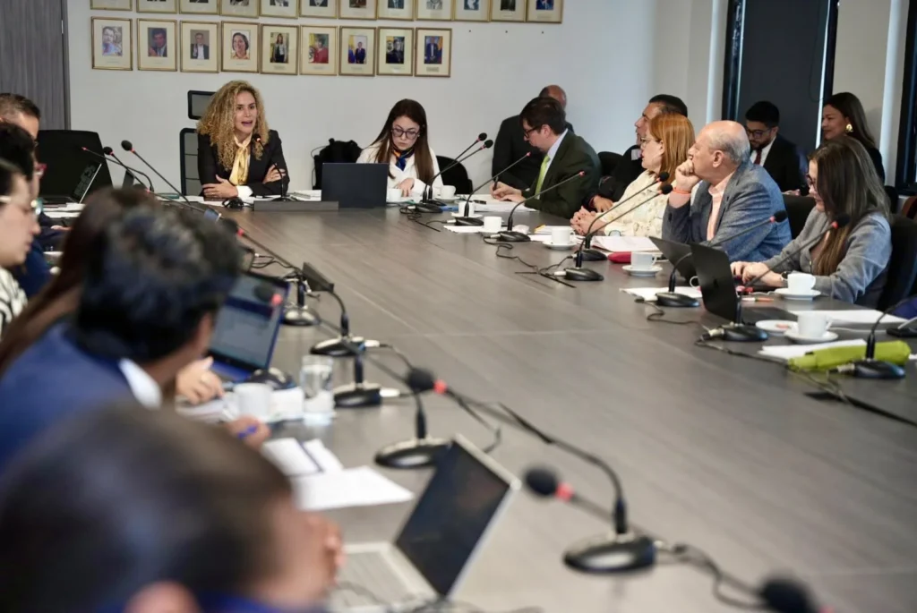 Gobierno, sindicatos y empresarios buscan acuerdos laborales.