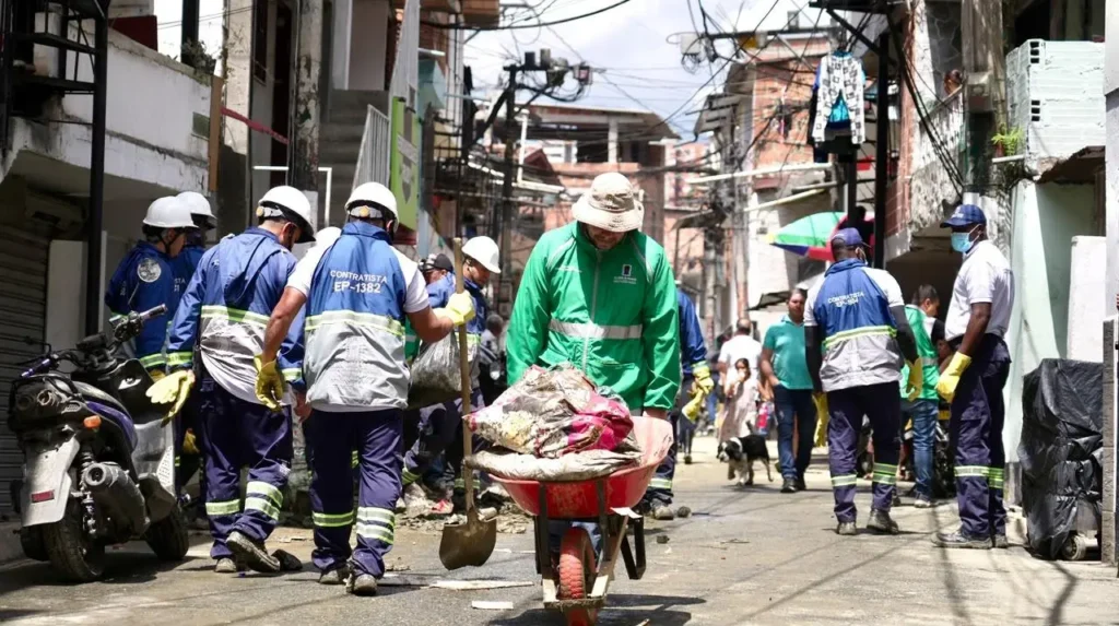 Medellín avanza en la atención a damnificados por lluvias.