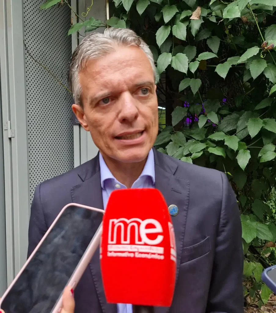 Giovanni Lepri, representante de ACNUR en Colombia, durante su intervención sobre inclusión laboral de personas refugiadas y desplazadas.