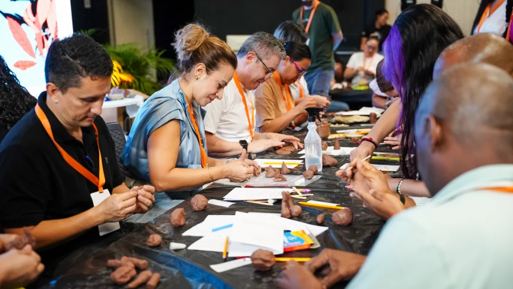 Medellín reunió a 1.000 participantes para debatir el futuro del aprendizaje y el liderazgo educativo.